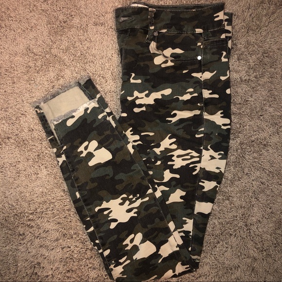 Gianni Bini Camo Skinny/Jegging Pants - Picture 1 of 8